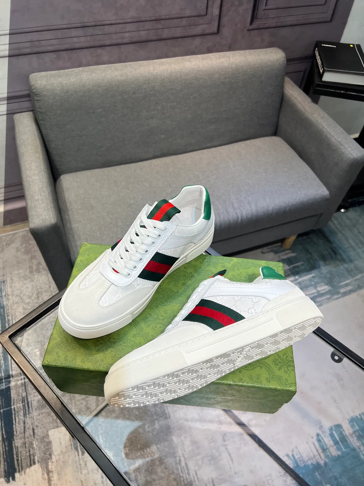 Men's Men's Shoes 💰440 Gucci Gucci's latest trendy shoes and casual shoes are popular in physical stores, new spring and summer comfortable imported custom original cowhide, unique jacquard fabric element design. With sheepskin lining, original bottom, 💪 details determine quality, you can enter and leave the counter at will, welcome to compare🇮🇹, code number 38-44 (45 customized)